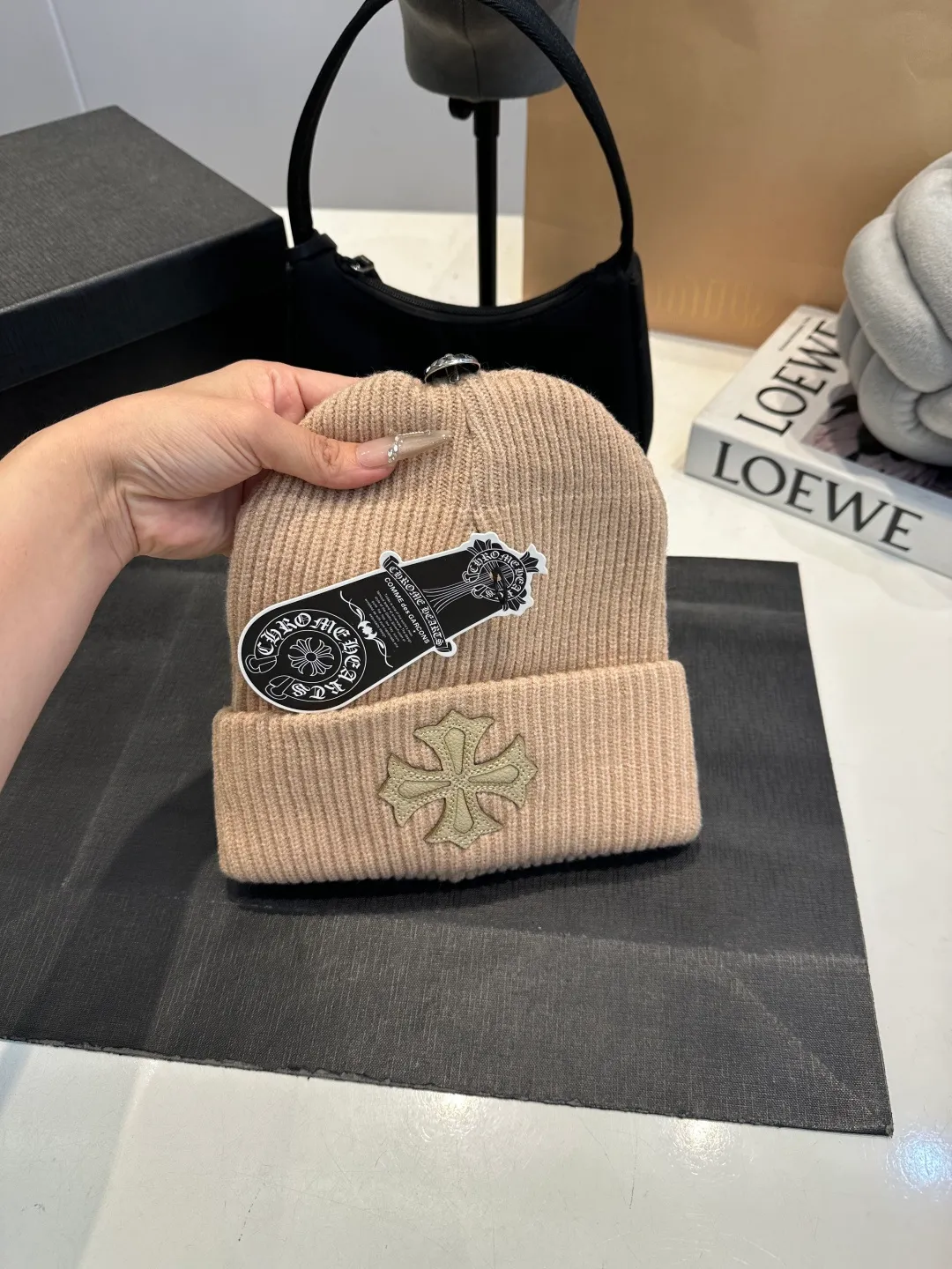 P46 Crow Heart Wool Hat, too flattering for your face. No matter you have a long face, a round face or a square face, you can easily wear it because the hat is very thick, so your face looks small, delicate and cute. Fashionable street style, recommended hat for autumn and winter.